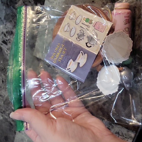 Miniverse Make It Mini Harry Potter Dolores Umbridge Tea Set - Picture 6 of 6